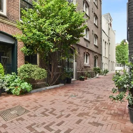 Vintage Style One Bedroom Centre شقة